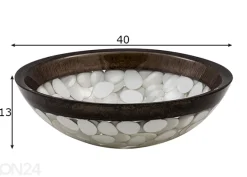 Pesuallas kivillä